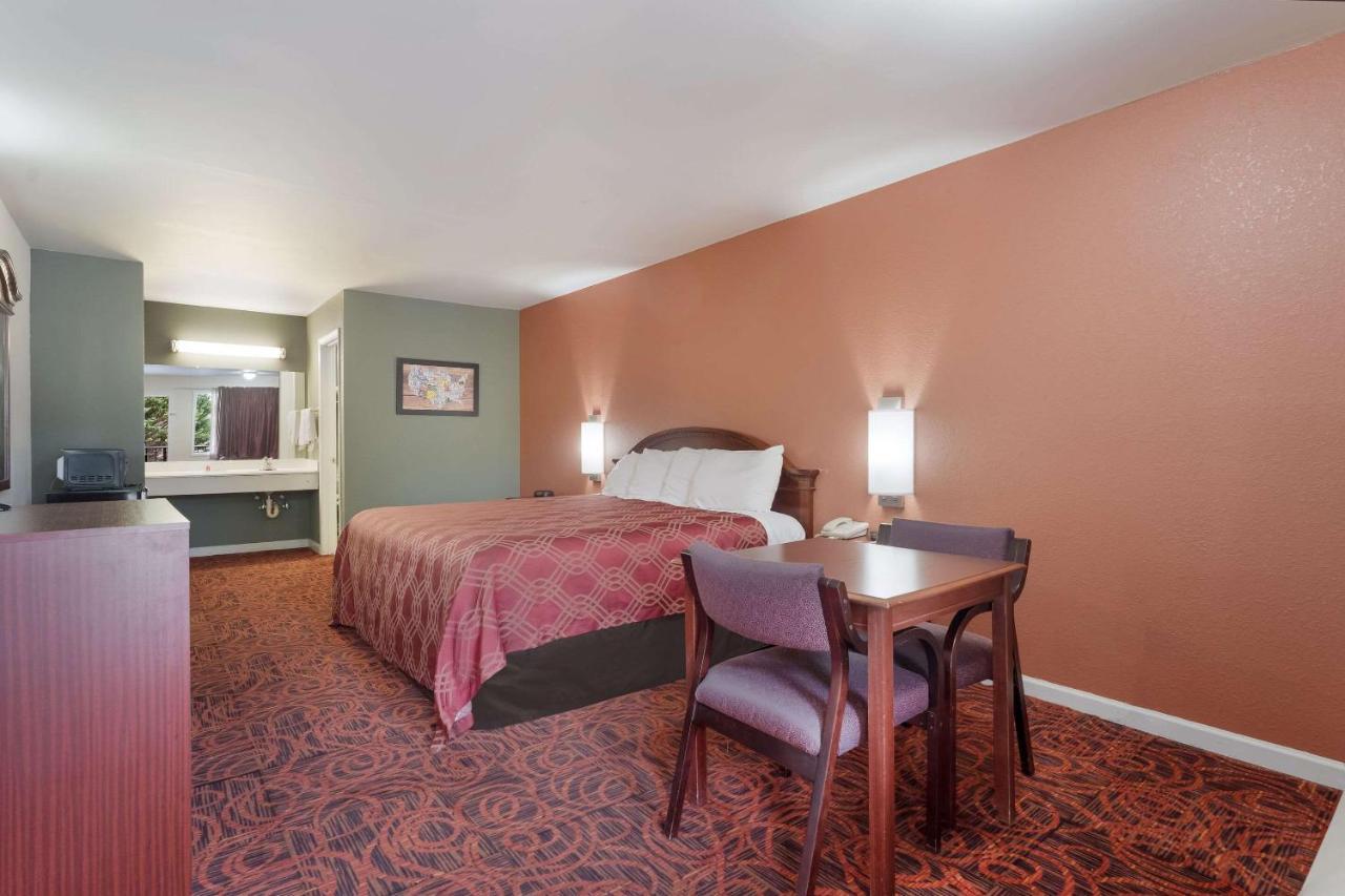 Econo Lodge Thomaston Exterior photo