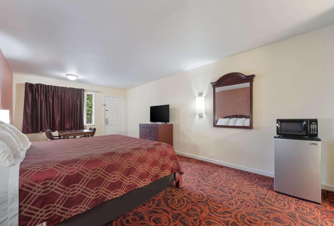 Econo Lodge Thomaston Exterior photo
